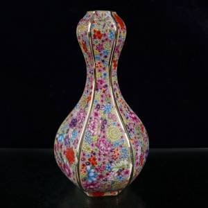 清乾隆禦萬花不落地蒜頭瓶