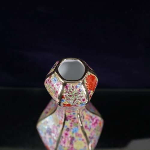 清乾隆禦萬花不落地蒜頭瓶