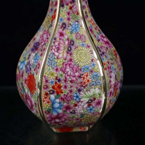 清乾隆禦萬花不落地蒜頭瓶