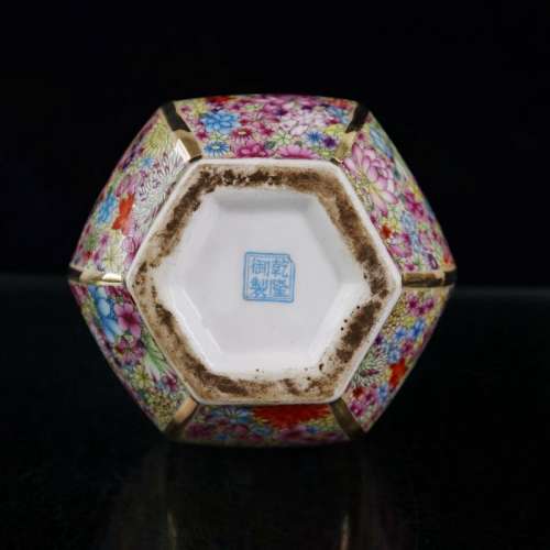 清乾隆禦萬花不落地蒜頭瓶