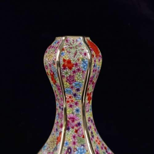 清乾隆禦萬花不落地蒜頭瓶