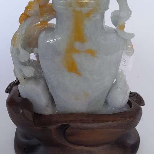 翡翠A玉寶瓶擺件。5x3.5寸，重573克gram.淺紫色調 配雕刻上黃花束，竹筍，寓意平安 ...