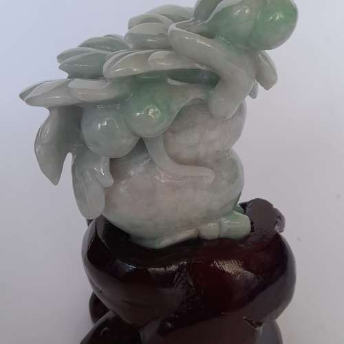 翡翠A玉幸運葫蘆雕刻上一大三小葫蘆擺件。玉尺碼4x3寸，重440克gram，有色飄綠，圓...