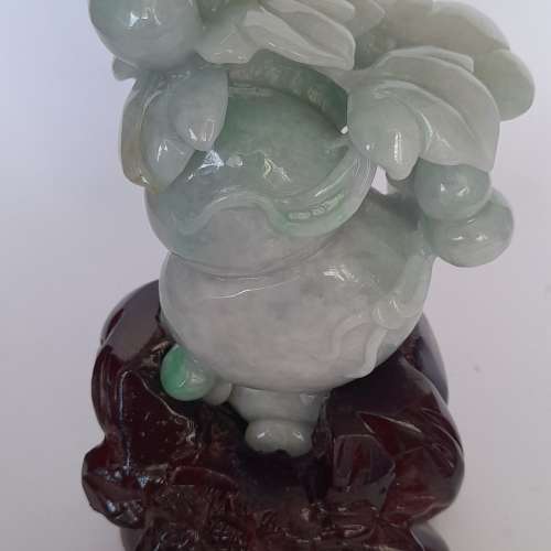 翡翠A玉幸運葫蘆雕刻上一大三小葫蘆擺件。玉尺碼4x3寸，重440克gram，有色飄綠，圓...