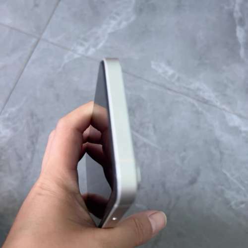 Apple iPhone 13 512G  6.1寸大螢幕，功能全部正常運作，電池效能80 %，電池良好，...