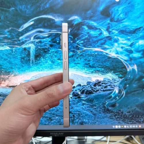 Apple iPhone 13 512G， 6.1寸大螢幕，電池效能80 ％，功能全部正常運作，已貼貴價...