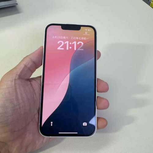 Apple iPhone 13 512G， 6.1寸大螢幕，電池效能80 ％，功能全部正常運作，已貼貴價...