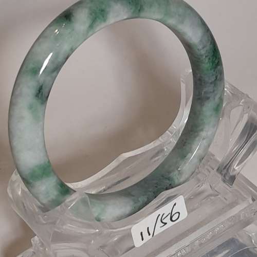 翡翠A玉花青手鈪，尺碼11/55mm  內徑 ,11/56   飄綠，圓滑好水頭.單一隻680元兩隻10...