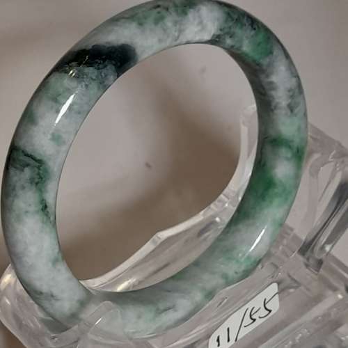 翡翠A玉花青手鈪，尺碼11/55mm  內徑 ,11/56   飄綠，圓滑好水頭.單一隻680元兩隻10...