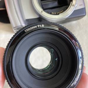佳能EOS 300V菲林相機機身，搭配永諾50mm F1.8定焦鏡頭