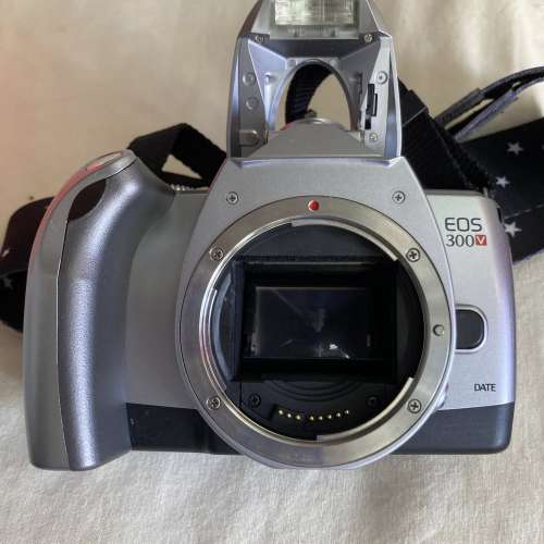 佳能EOS 300V菲林相機機身，搭配永諾50mm F1.8定焦鏡頭