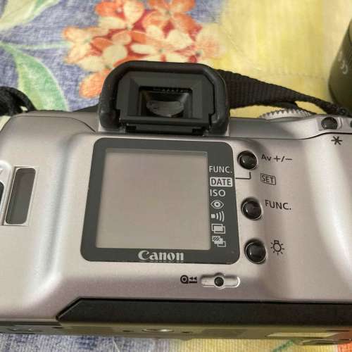 佳能EOS 300V菲林相機機身，搭配永諾50mm F1.8定焦鏡頭