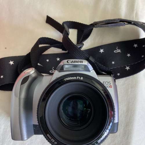 佳能EOS 300V菲林相機機身，搭配永諾50mm F1.8定焦鏡頭