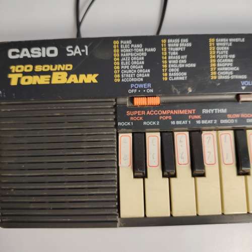 Casio SA-1多功能電子琴，內建的100種音色伴泰'32個迷你琴鍵，內建揚聲器