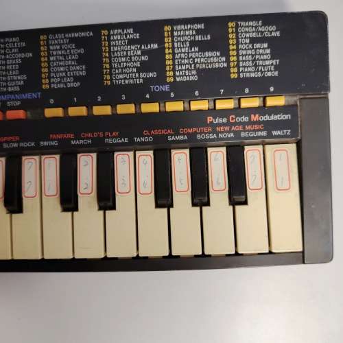 Casio SA-1多功能電子琴，內建的100種音色伴泰'32個迷你琴鍵，內建揚聲器