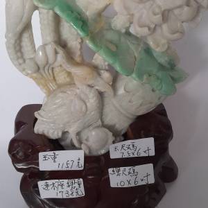 清理存貨平售。翡翠A玉擺件，7.5x6寸，連木座尺碼10x6吋，玉重1157 克 gram ，連木...