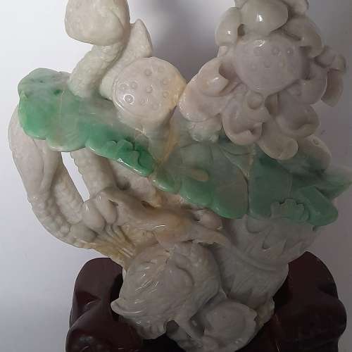 清理存貨平售。翡翠A玉擺件，7.5x6寸，連木座尺碼10x6吋，玉重1157 克 gram ，連木...