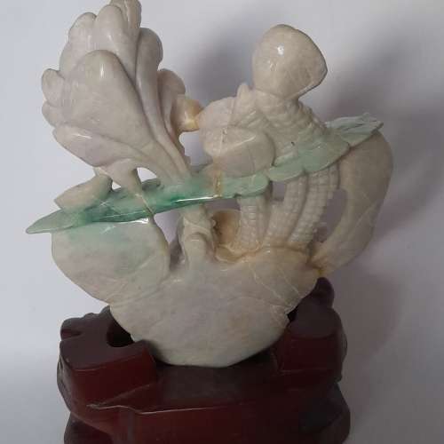 清理存貨平售。翡翠A玉擺件，7.5x6寸，連木座尺碼10x6吋，玉重1157 克 gram ，連木...