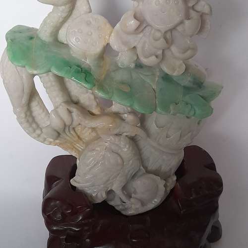清理存貨平售。翡翠A玉擺件，7.5x6寸，連木座尺碼10x6吋，玉重1157 克 gram ，連木...