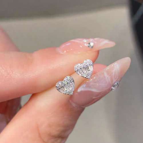 18k白金拼真鑽石愛心耳環一對