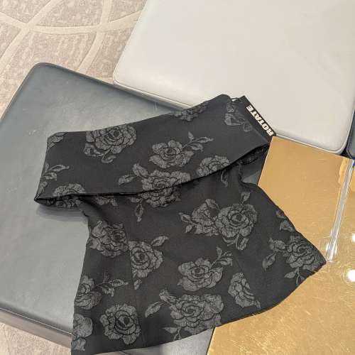 丹麥時尚品牌ROTATE黑色印花收腰上衣