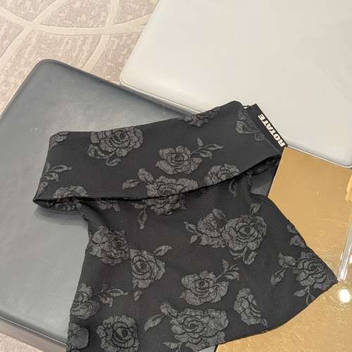 丹麥時尚品牌ROTATE黑色印花收腰上衣