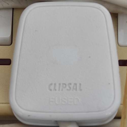 CLIPSAL 奇勝 3位獨立指示燈開關拖板 總長328cm