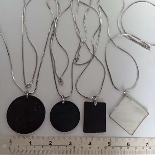 清貨一手四個貝殼拼圖吊墜，連三十寸銅頸鏈，四套共售200元，單一套100元。no.B4.8.25