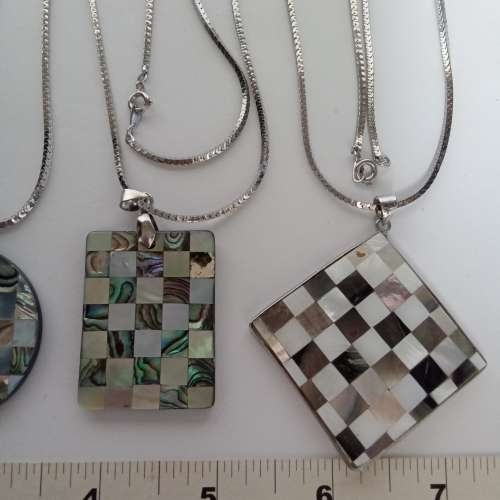 清貨一手四個貝殼拼圖吊墜，連三十寸銅頸鏈，四套共售200元，單一套100元。no.B4.8.25