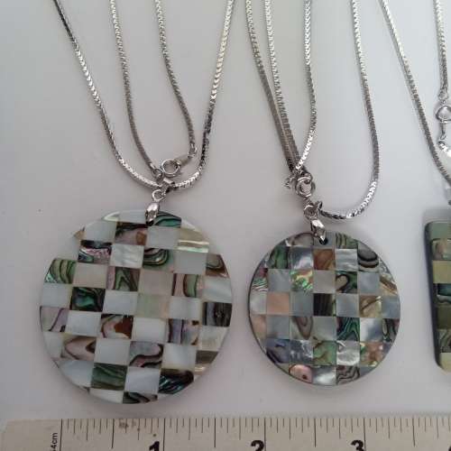 清貨一手四個貝殼拼圖吊墜，連三十寸銅頸鏈，四套共售200元，單一套100元。no.B4.8.25