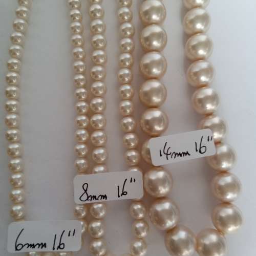 清貨平賣。一手三條日本人造養珠樹脂膠頸鏈及20對耳環如圖顯示，好皮光，全部共售25...