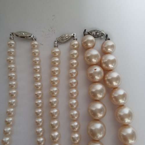 清貨平賣。一手三條日本人造養珠樹脂膠頸鏈及20對耳環如圖顯示，好皮光，全部共售25...