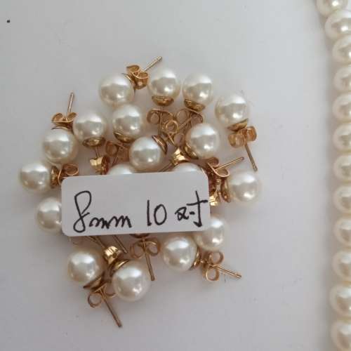 清貨平賣。一手三條日本人造養珠樹脂膠頸鏈及20對耳環如圖顯示，好皮光，全部共售25...