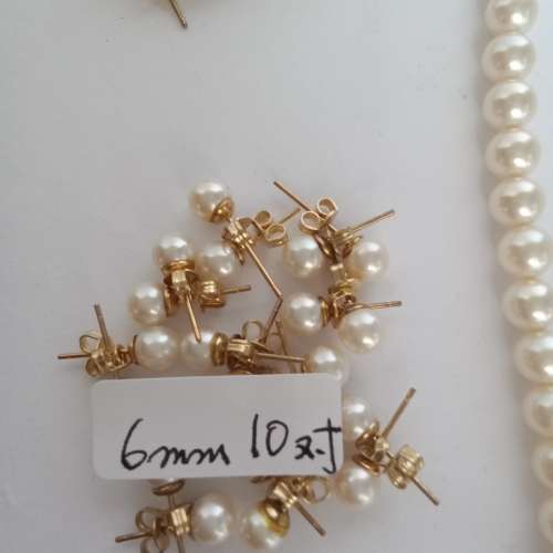 清貨平賣。一手三條日本人造養珠樹脂膠頸鏈及20對耳環如圖顯示，好皮光，全部共售25...