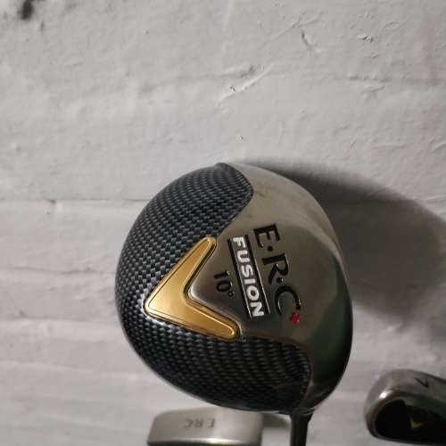 一套共5支高爾夫球棍連袋及小套