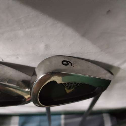 一套共5支高爾夫球棍連袋及小套