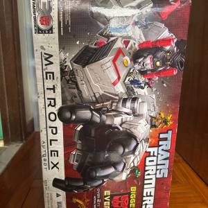 Transformers Generations Titan Class Metroplex Scamper Figure 2013 Hasbro