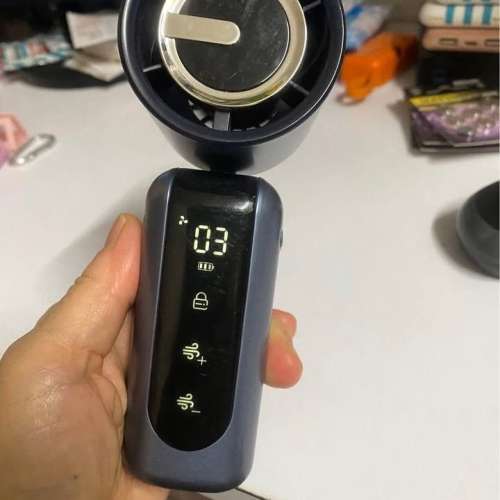 手提風扇（可調風速）Portable fan (adjustable wind speed)