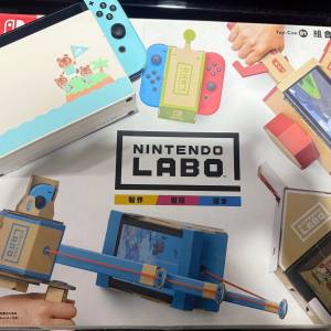 這是一款Nintendo Switch 動物森友會特別版。（連一套紙皮組合配件鋼琴） 健身環一...