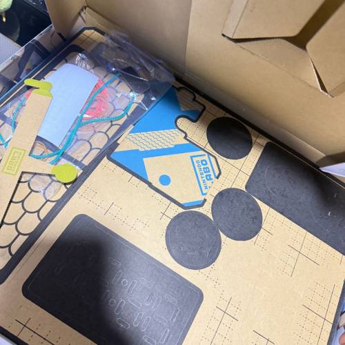 這是一款Nintendo Switch 動物森友會特別版。（連一套紙皮組合配件鋼琴） 健身環一...