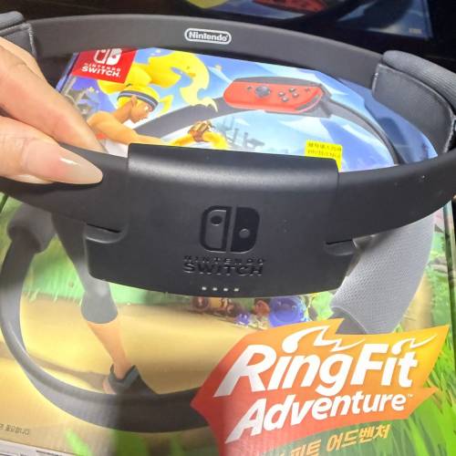 這是一款Nintendo Switch 動物森友會特別版。（連一套紙皮組合配件鋼琴） 健身環一...