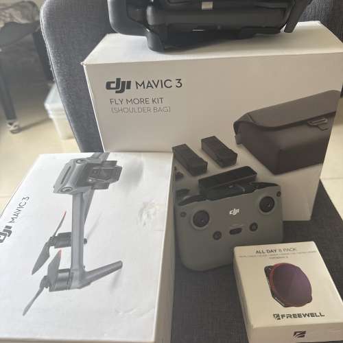 DJI Mavic 3 with controller plus 3 Battery & Freewell filter  8pcs