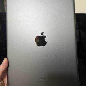 iPad 第八代 128gb,港行少用極新，所有功能正常，跟機殼，充電線！！