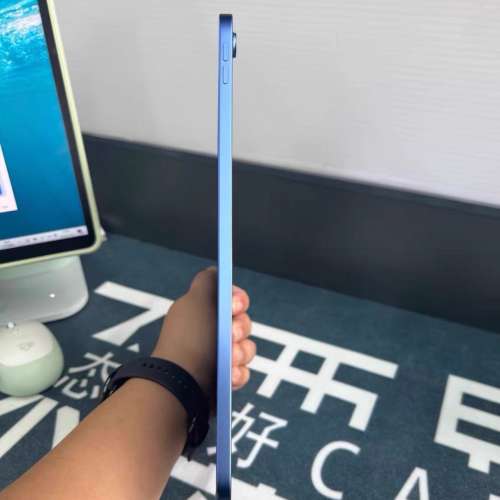 iPad 10 256G 插咭版 ，贈送玻璃鋼化貼及保護套