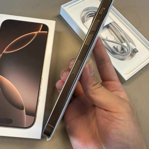 Apple Iphone16 pro max  256G 金色港行，電池健康100%，保修到2025.10.6。