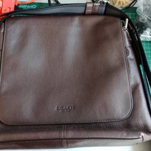 Coach 真皮斜背包，深棕色，99% 新