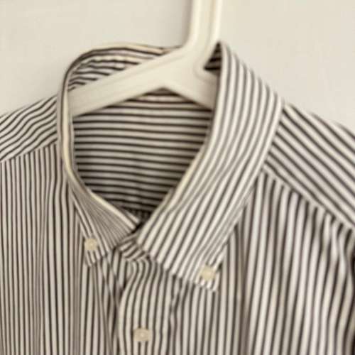 男裝二手恤衫：Uniqlo Men Shirt 深灰白色直間恤衫中碼 Size M（包平郵）