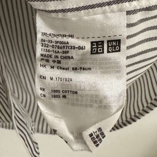 男裝二手恤衫：Uniqlo Men Shirt 深灰白色直間恤衫中碼 Size M（包平郵）