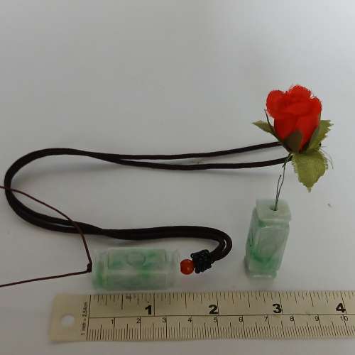 一封翡翠A玉小花瓶，12x35mm, 方柱形，有色好工，亦可作吊咀配帶，一對共售500元。...