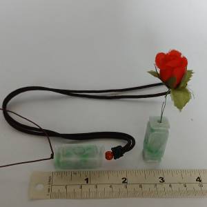 一封翡翠A玉小花瓶，12x35mm, 方柱形，有色好工，亦可作吊咀配帶，一對共售500元。...